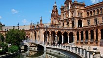 Alcazar, Cathedral, Santa Cruz Quarter, Bullring and River Cruise Tour in Seville