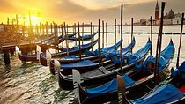 Classic 30-Minute Gondola Ride in Venice