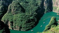 Longqingxia Gorge Cruise and Guyaju Cave Dwellings Private Day Tour