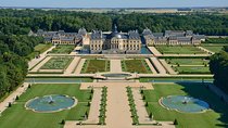 Vaux-le-Vicomte Castle Day Trip with Chateaubus Shuttle