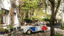 Tour in a vintage car with a Parisian
