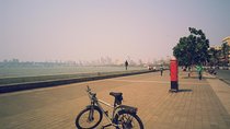 Early morning private bicycle tour of Mumbai highlights with breakfast