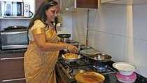 Crawford Market Tour & Gujarati Cooking Class in a Mumbai Home