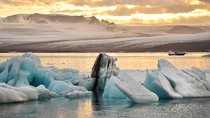 Glacier Lagoon & Fjaðrárgjúfur Canyon Group Tour from Reykjavik