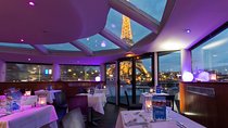 Seine River Dinner Cruise with Live Singer by VIP Yacht de Paris