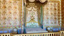 Versailles Palace & Marie-Antoinette's Estate Private Guided Tour with Lunch