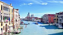 Venice: 30 min private Gondola Ride with Guide