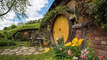 Private Luxury Tour From Auckland to Hobbiton Movie Set and Rotorua for couples 
