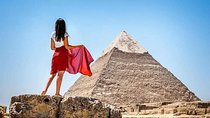 Private Tour at The Pyramids & Sphinx .