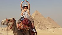 Day Tour to Giza Pyramids And Egyptian Museum & Bazaar