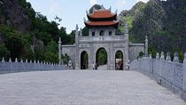 Hoa Lu & Tam Coc & Mua Cave Tour [Japanese guide, limousine bus, small boat boarding fee, lunch included]