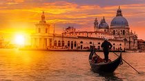 A luxury gondola tour in Venice: onboard aperitif and serenade 