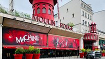 Tourist outing at the Moulin Rouge