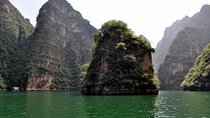 Private Day All-inclusive Tour to Longqingxia Gorge and Badaling Wildlife World