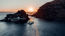 Romantic Sunset Catamaran Caldera Cruise incl. Meal & Drinks