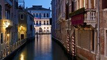 Venice: Private After Dark Tour and Gondola Ride