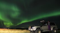 Northern lights hunt in a Super Jeep
