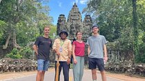 Private sunrise 'small tour' of Angkor Wat with car or van & Guide