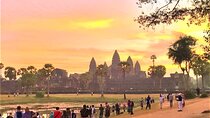 Angkor Wat Sunrise Guided Tour by Tuktuk 