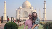From Mumbai: Overnight Taj Mahal Tour with Flight & Hotel