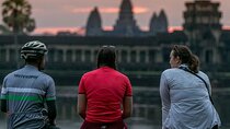 Angkor Sunrise Bike Tour with Breakfast and Lunch Included