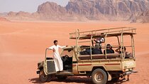 2 hours Jeep tour in Wadi Rum with Bedouin guide (incl. bottled water and tea)