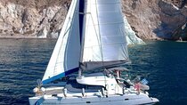 Santorini: Standard Small-Group Catamaran Cruise with Food/Drinks