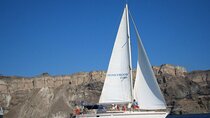 Santorini Oia: Private Sailing Yacht Cruise with Meal and Drinks