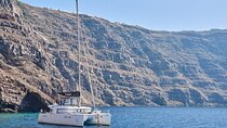 Santorini: Caldera Luxury Catamaran Cruise with Meal & Drinks