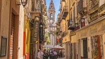 Walking in the historic center of Palermo and its markets