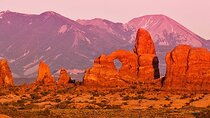3-Hours Sunset Arches National Park Pavement Sights Tour