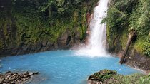 From La Fortuna: Río Celeste Waterfall, Tubing Tour and Lunch
