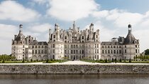 Loire Valley Castles Guided Tour with Transportation