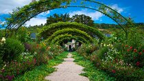CDG Transfers with Private Tour in Giverny, Seine & Wine Tasting