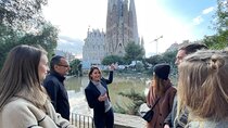 Sagrada Familia and Guell Park Small Group Tour: Drink and Tapa