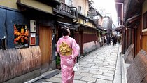 2 Hour Night Walking Tour Throughout Gion with snack
