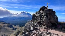 Private Hike next to volcano at 14800 ft. from Mexico city