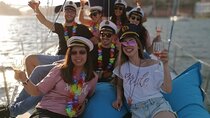 Porto: Single Party on a charming sailboat with welcome drink