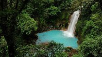 Hiking along the Río Celeste and the Waterfall from La Fortuna