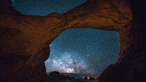 Astro-Photo, Hiking and Stargazing Tour in Arches National Park