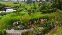 From Auckland:Hobbiton Movie Set & Waitomo Caves Small Group Tour