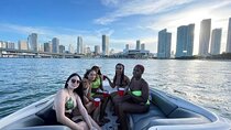 26 Ft Boat, Miami Bay Tour for 2 or 4 hours. 10 people