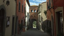 Private Lucca Wine Tour: 2 Wineries with Lunch