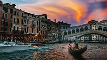 Sunset gondola in Venice: Shared gondola ride 
