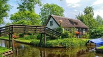 Private Sightseeing Tour to Giethoorn with Canal Cruise