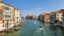 Romantic Serenade Gondola Tour: Private Ride
