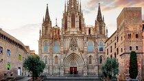 Barcelona: Gothic Quarter Walking Tour and Catamaran Sailing
