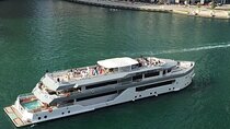3-Hour Lotus Mega Yacht Dinner Experience in Dubai Marina