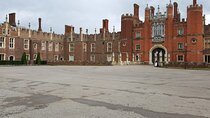 Hampton Court Palace Private Tour with Skip the Line Entry