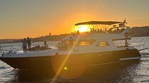 Istanbul: Private Bosphorus Yacht Tour with Snacks
